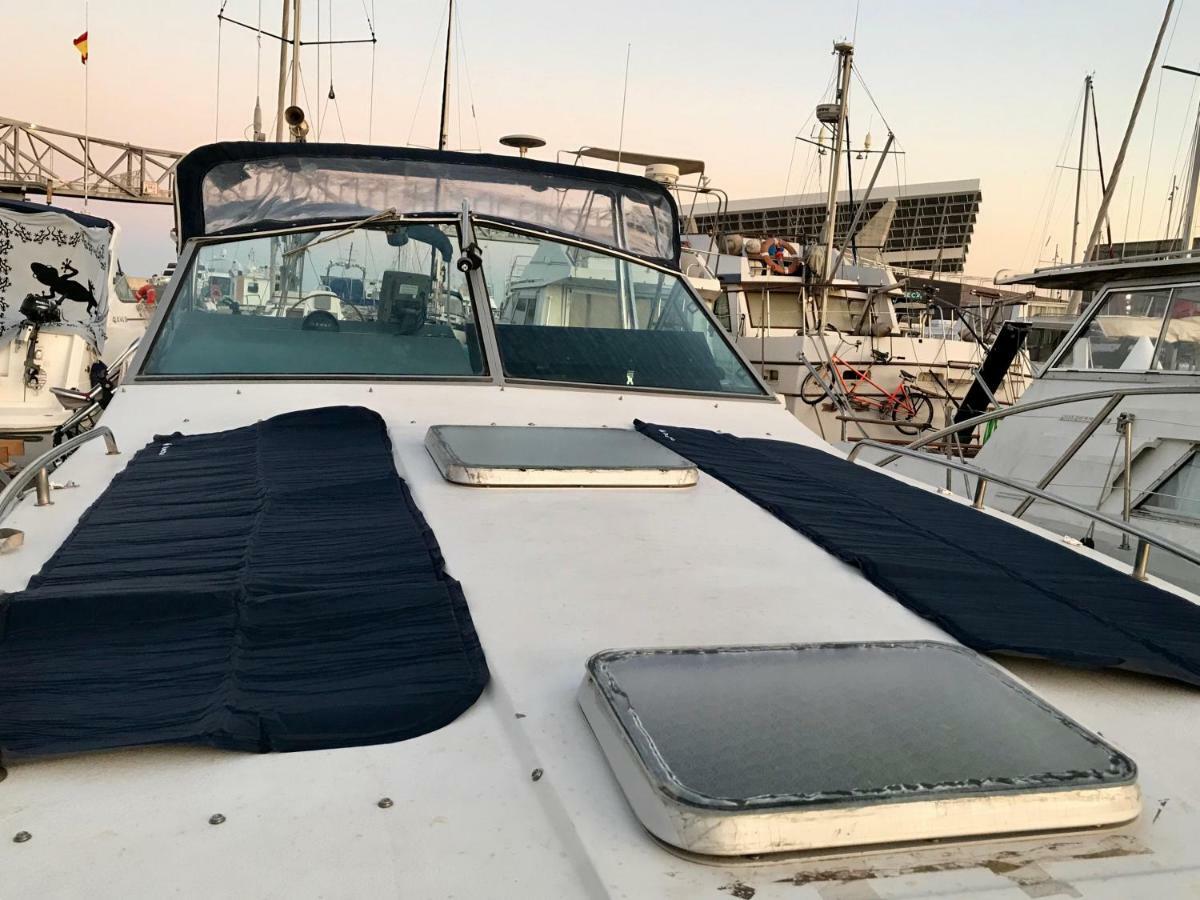 Отель Yacht Experience Barcelona Сан-Адриан-де-Бесос Экстерьер фото